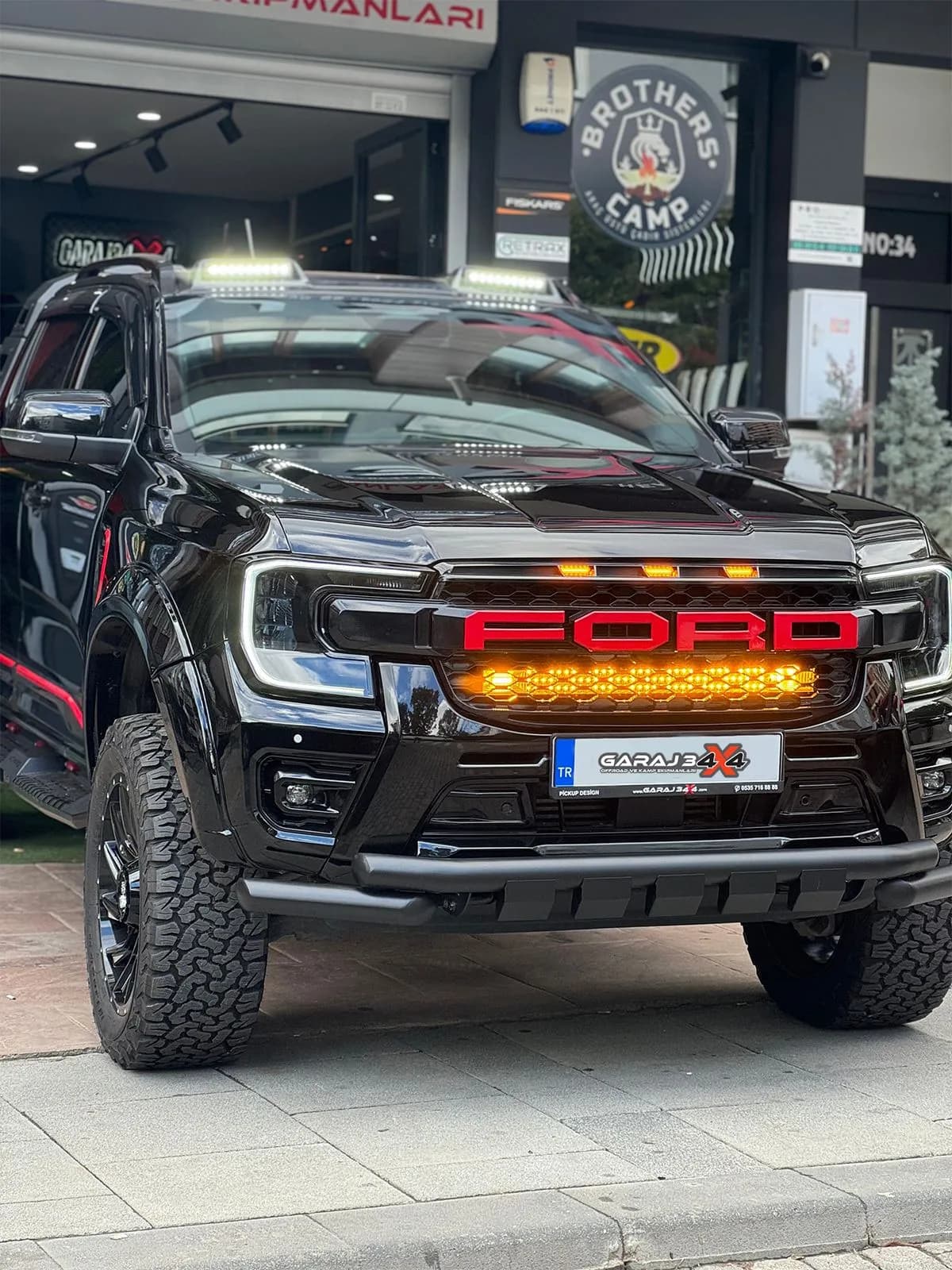 Kırmızı FORD harfli panjuru ve amber LED’i olan siyah Ford Ranger